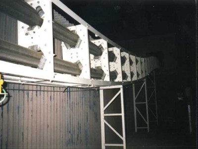 File:Closed-belt-conveyor1.jpg