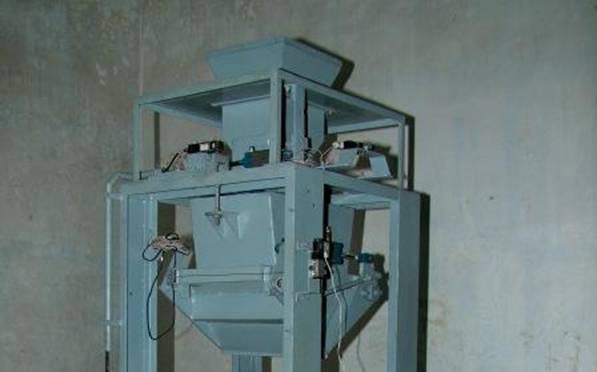 File:Bagging weighers.jpg