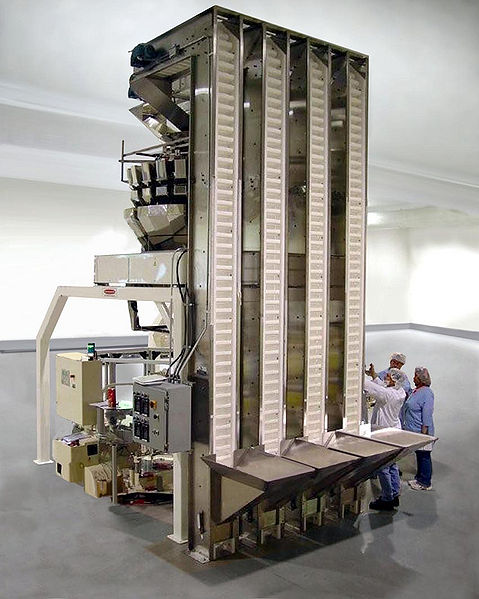File:Vertical Lift Conveyor 2.jpg
